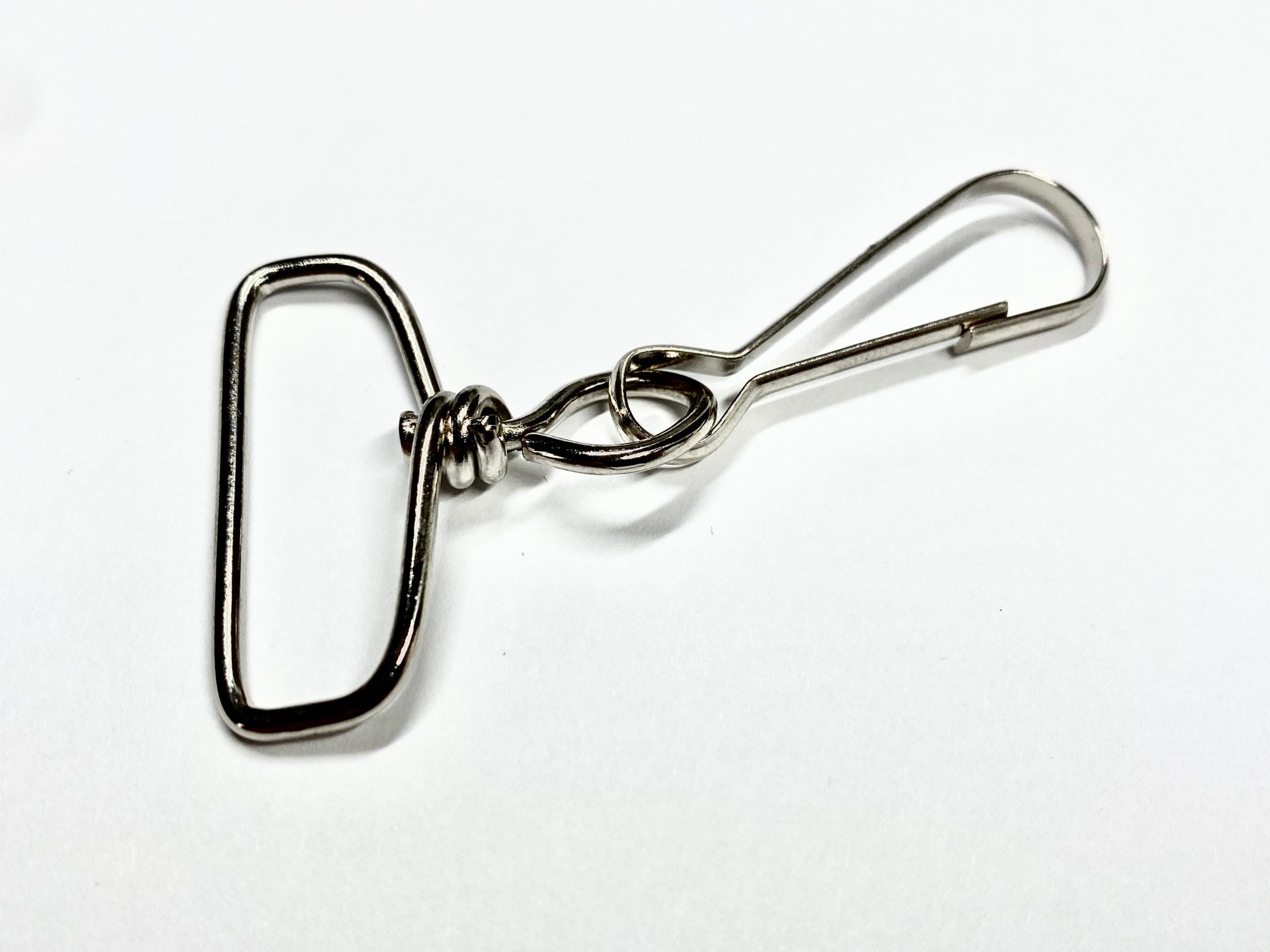 Bandolas con argolla giratoria delgada y mosquetón de alambre para gafete o mochilas, con acabado en latón dorado. Mosquetón de 40 mm de largo y 32 mm de paso para cinta. Largo total de 70 mm. Bandolas con argolla giratoria delgada y mosquetón de alambre para gafete o mochilas, con acabado en latón dorado. Mosquetón de 40 mm de largo y 32 mm de paso para cinta. Largo total de 70 mm.